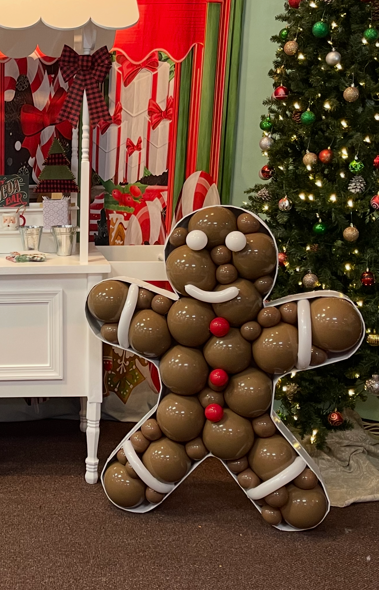 4’ Gingerbread Balloon Mosaic